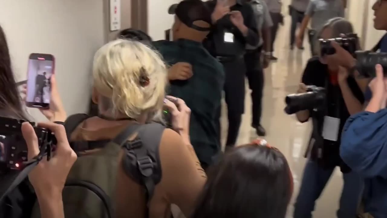 Un agente de ICE ataca a una migrante y provoca el reclamo de un aliado de Trump