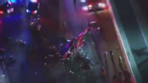 Helikopteri rrëzohet mbi një autostradë në Kaliforni, të paktën tre të plagosur