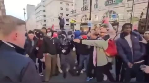 British patriots come out the pub and wreck protesters