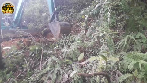 Most People Would Walk Away… Excavator POV on a Steep Mountain Road Build