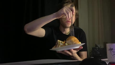 Кушаю пончик, торт и фрукты. Еда творческого человека.