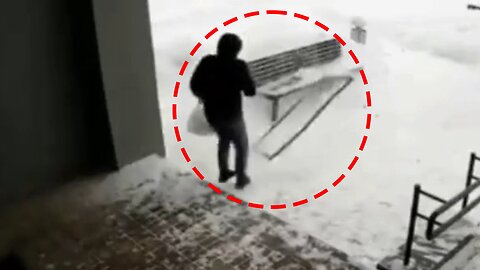 Hombre sujeta la puerta para una vecina y eso le salva la vida