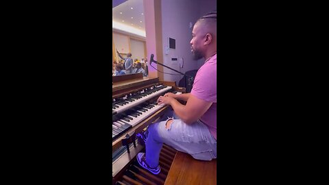 Stephen Hackley on organ ladies, and gents 🎹🎶🎵 we have the victory