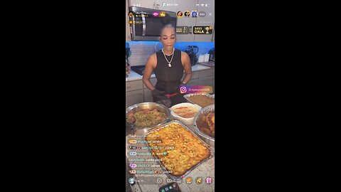 CrazySxyCool cooks her early Thanksgiving dinner 👀 🤤