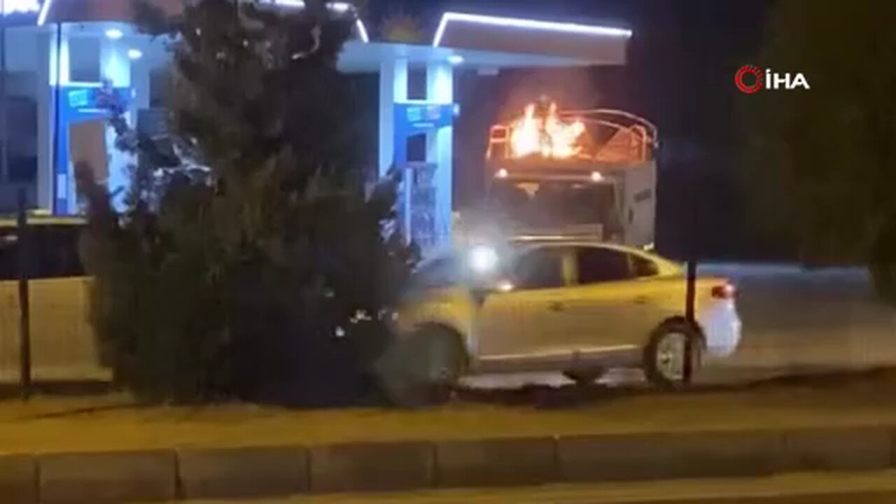 Kamyonet alevler arasında akaryakıt istasyonuna girdi