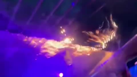 Flaket pushtojne tavanin, te rinjte i filmojne dhe kercejne