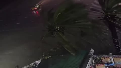 Vietnamese:Multiple dead as severe Pacific typhoon sparks blackouts