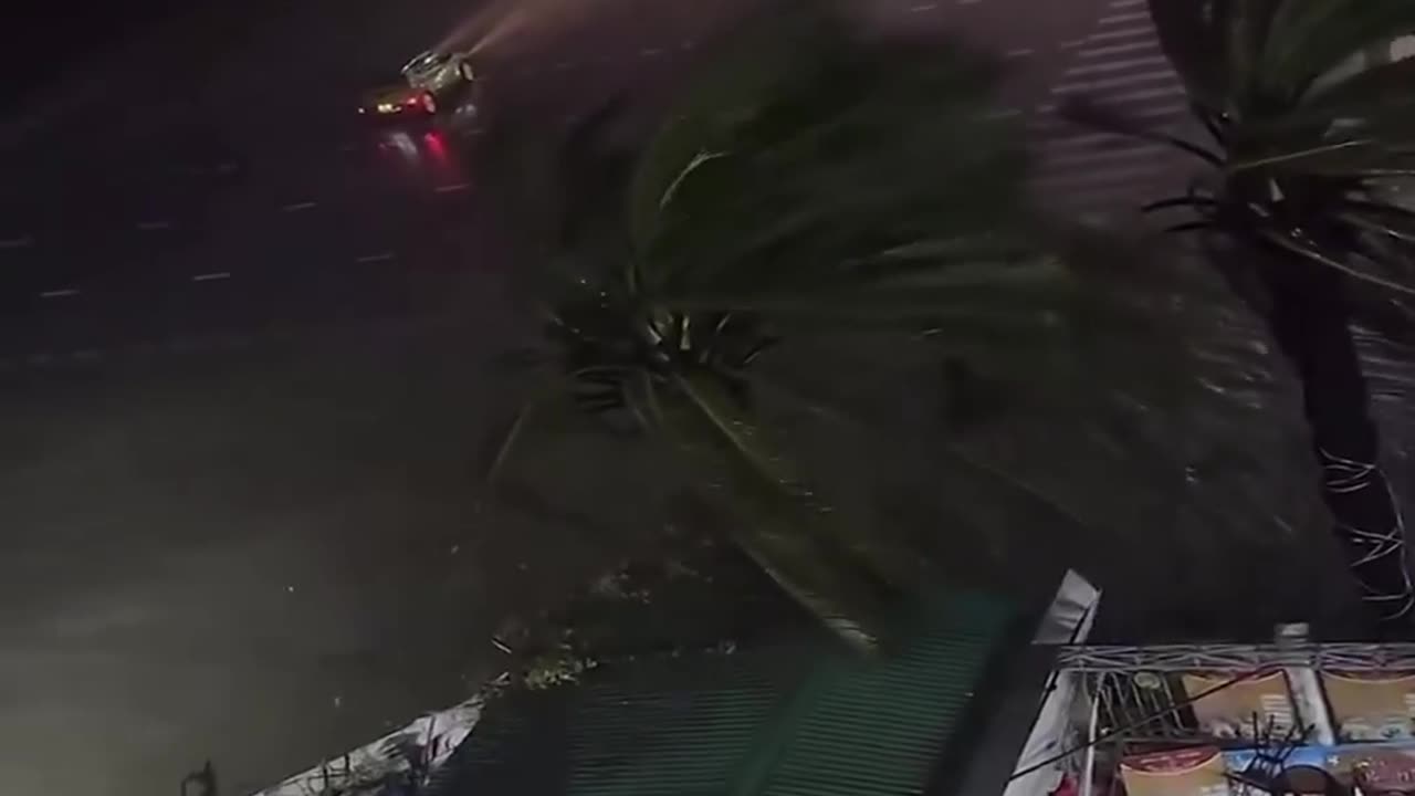 Vietnamese:Multiple dead as severe Pacific typhoon sparks blackouts