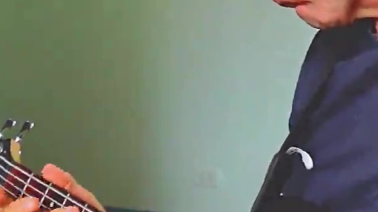 Stunning finger exercise for bass guitar