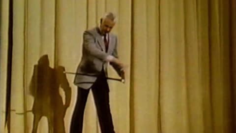 Johnny Carson Does Magic Trick in Front of His Norfolk High School #johnnycarson #tonightshow