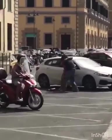 Migrant tries to snatch a purse from an Italian woman but he picked the wrong one