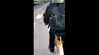 🎄 圣诞节悄然而至！ 空气里开始有了节日的温度。 在忙碌与奔赴之间，一只柔软细腻的 Nappa 皮质双肩包，为这个冬天添一份从容与安心。 细腻触感，轻盈却有力量，不张扬却足够耐看