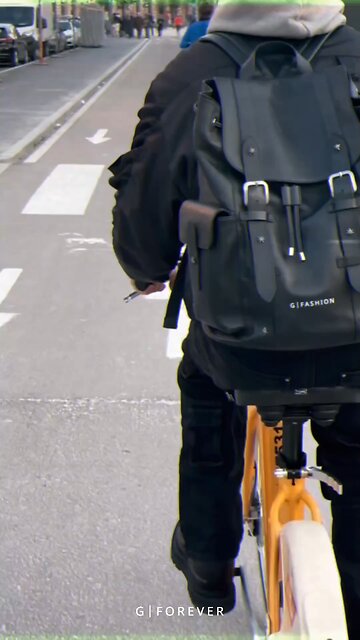 🎄 圣诞节悄然而至！ 空气里开始有了节日的温度。 在忙碌与奔赴之间，一只柔软细腻的 Nappa 皮质双肩包，为这个冬天添一份从容与安心。 细腻触感，轻盈却有力量，不张扬却足够耐看