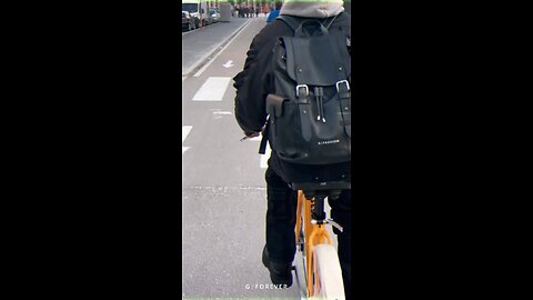 🎄 圣诞节悄然而至！ 空气里开始有了节日的温度。 在忙碌与奔赴之间，一只柔软细腻的 Nappa 皮质双肩包，为这个冬天添一份从容与安心。 细腻触感，轻盈却有力量，不张扬却足够耐看