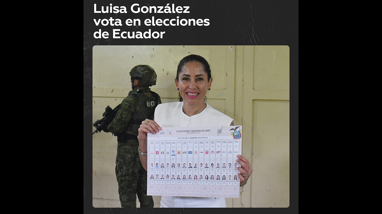 La candidata presidencial Luisa González deposita su voto en las elecciones de Ecuador