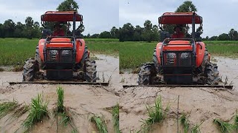 泥を押し出すクボタのトラクター Kubota Tractor Pushing Mud
