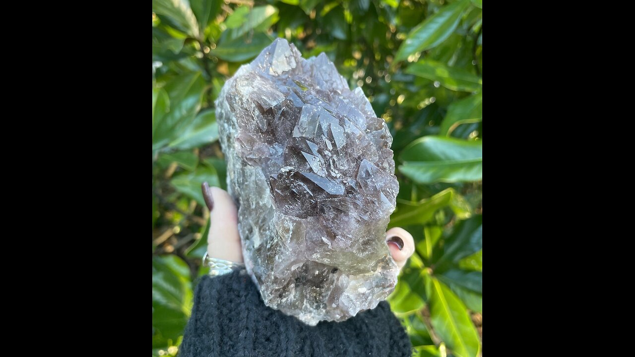 Amethyst Cacoxenite soothes the spirit.