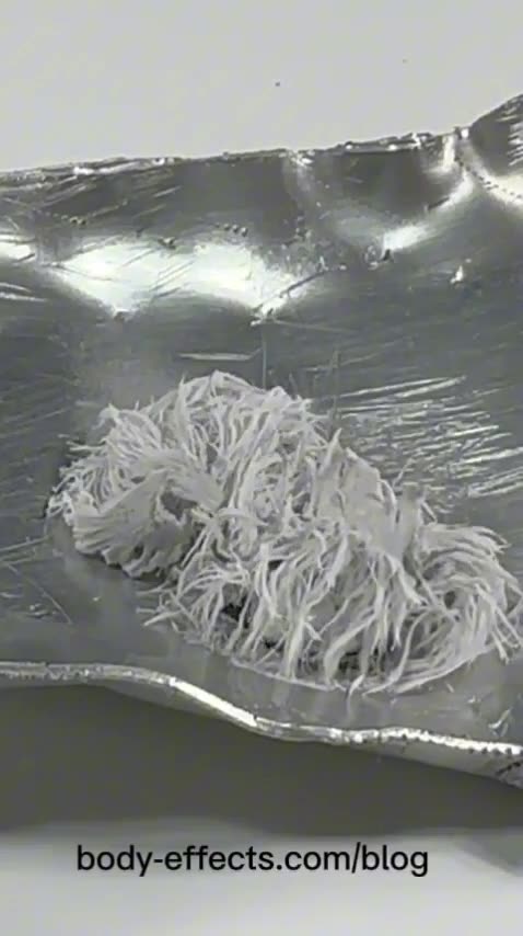 Tak rtęć reaguje z aluminium. Obie substancje zawarte są w wielu szczepionkach jako