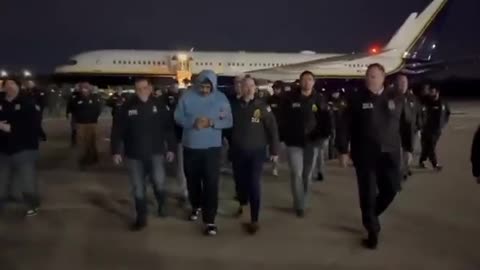 UST IN: 🇻🇪🇺🇸 Close up video of Nicolás Maduro being escorted out of a plane by US authorities