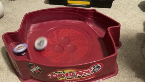 Beyblade battles with Mary! | Beyblade Zenin!