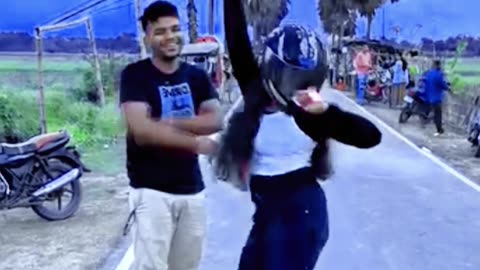 হেলমেট পরে রাস্তায় নাচ! 🤣 | Crazy Dance Challenge | Raisa Khan Dx #shorts