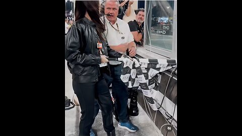 Ana de Armas Waves Checkers for Lando Norris at F1 Race #f1 #anadearmas #landonorris