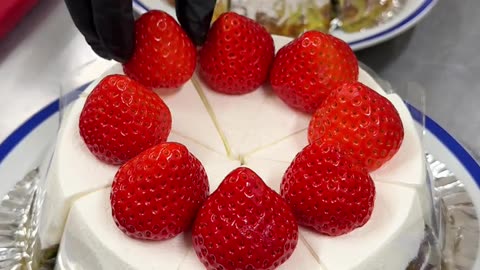 Green tea with plenty of cream and strawberries Cheese cake 🍵🍓