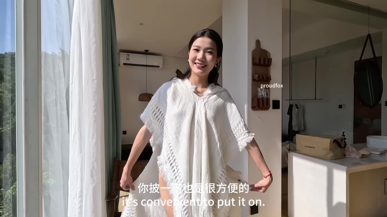 活泼的juju很喜欢这件我们设计的斗篷_准备拿回去自己穿啦