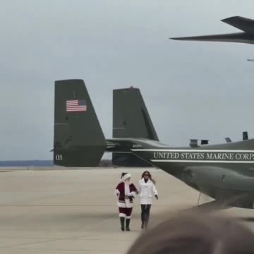 Đệ nhất phu nhân Melania Trump và Ông già Noel cùng nhau đến Căn cứ Thủy quân Lục chiến Quantico.
