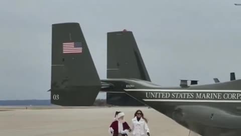 Đệ nhất phu nhân Melania Trump và Ông già Noel cùng nhau đến Căn cứ Thủy quân Lục chiến Quantico.