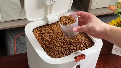 Petcare airtight pet food storage container lid moisture