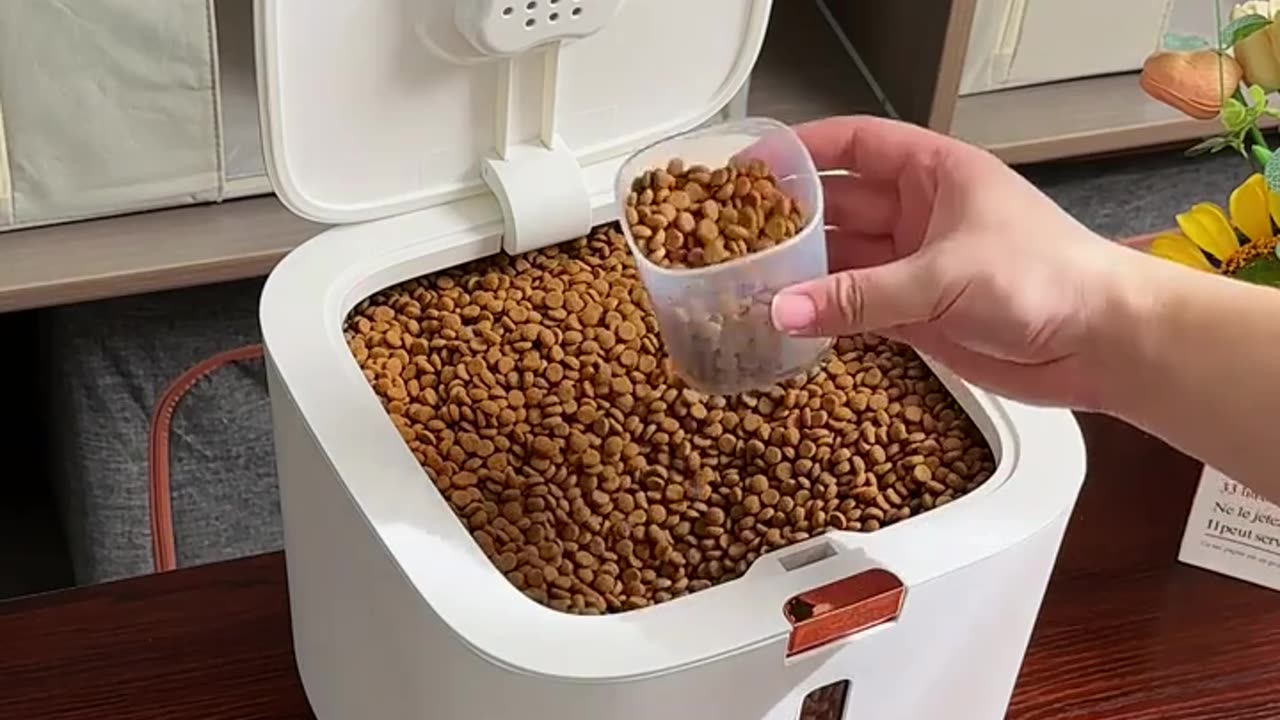 Petcare airtight pet food storage container lid moisture