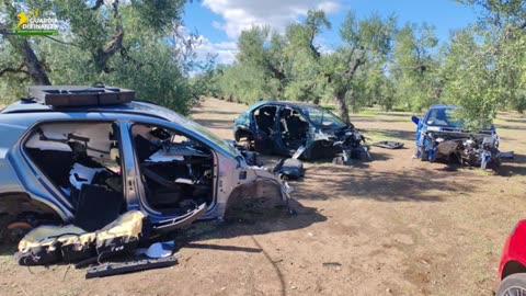 Tra Andria e Trani un cimitero di auto rubate: la scoperta con l'elicottero della Guardia di Finanza