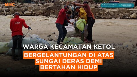 Warga Ketol Bergelantungan di Atas Sungai Deras Demi Bertahan Hidup
