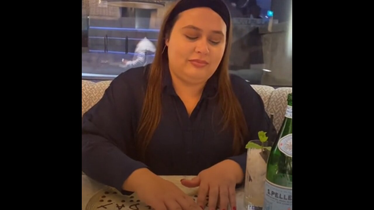 Chef sorprende a una chica ciega con un mensaje en Braille