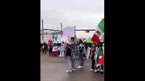 Illegal immigrants in Dallas Texas block traffic to protest deportations