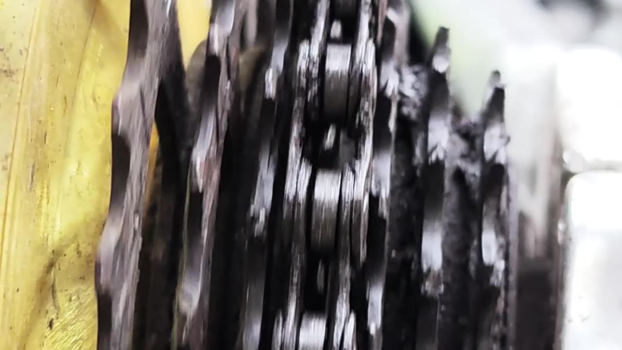 My bicycle is broken. I can pedal, but the wheel won't turn.