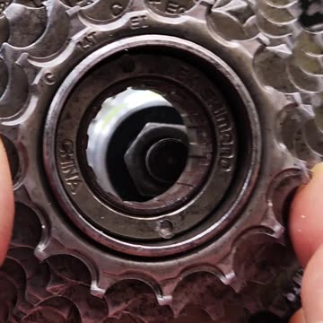 Install the freewheel on the bicycle wheel.