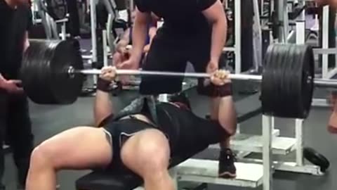 23-Year-Old Eddie Hall Benches 300kg