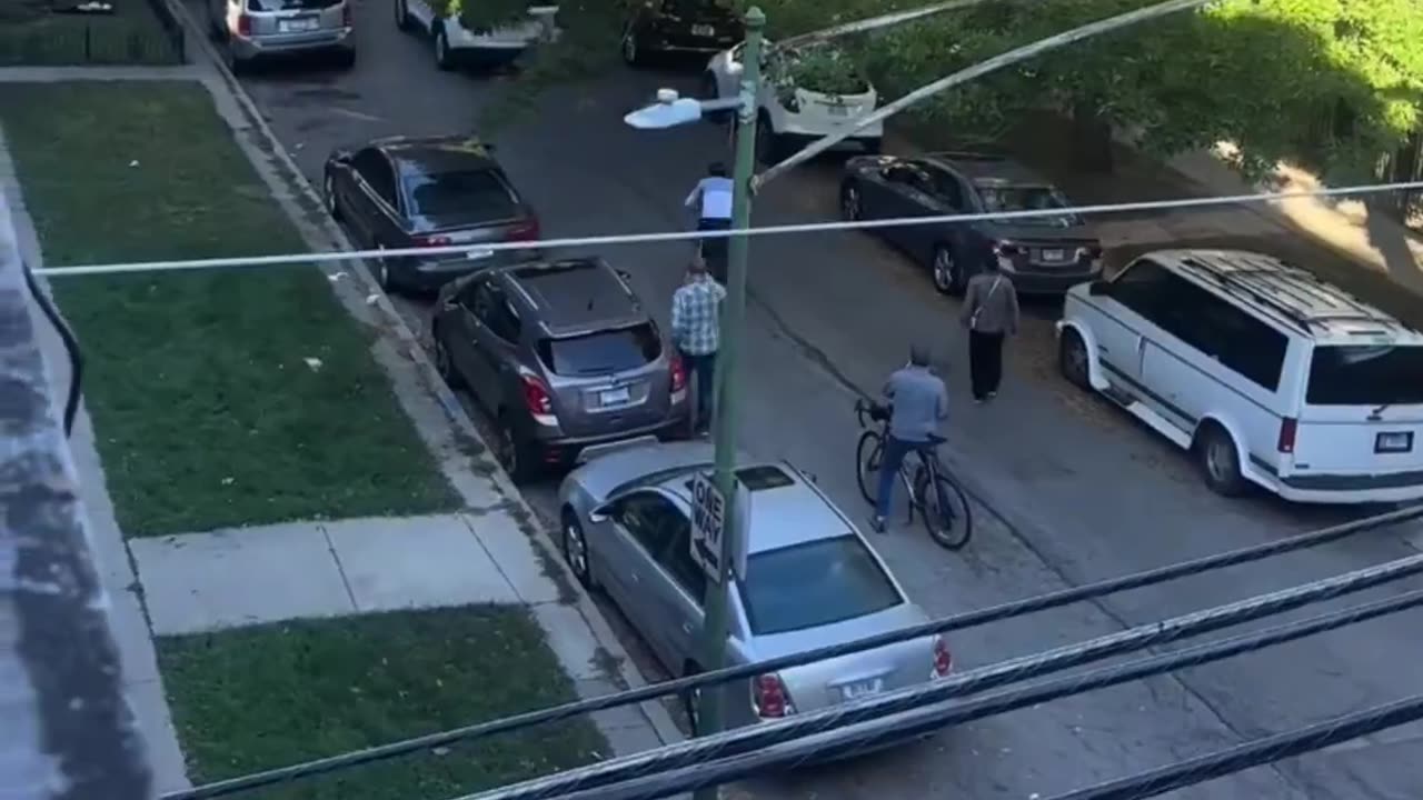 Insurrectionists first obstruct DHS agents in Rogers Park, Illinois, and then appear
