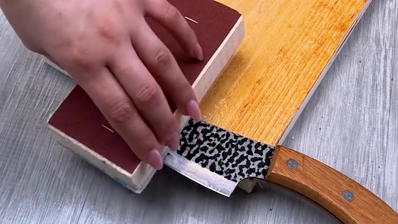 Ingenious method to sharpen knives razor sharp🔪✨