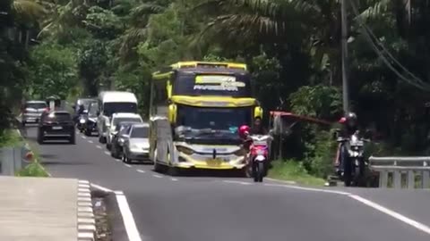 the sound of the tourist bus horn sounds good music