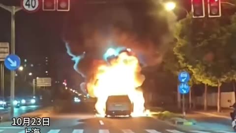 An electric minivan Li Mega caught fire and burned out in Shanghai