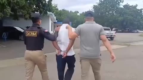 Agarran hombre que compra menores