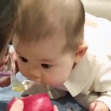 Funny video of a child eating an apple video 2025 skc.com 122