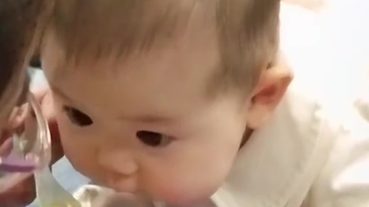 Funny video of a child eating an apple video 2025 skc.com 122