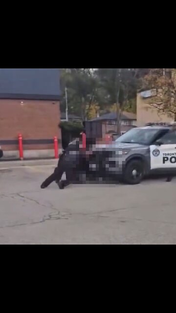 Policía atropella a dos personas por error y causa caos en la escena de arresto