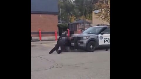 Policía atropella a dos personas por error y causa caos en la escena de arresto