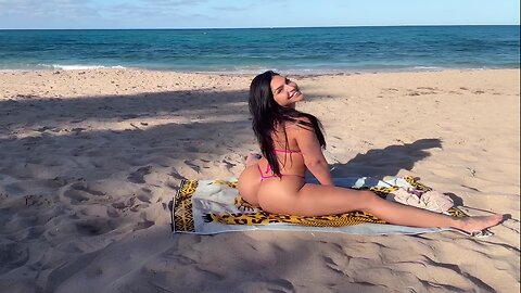 Emjayplayss At The Beach! You Won’t Believe How She Cleans Her Big Booty!