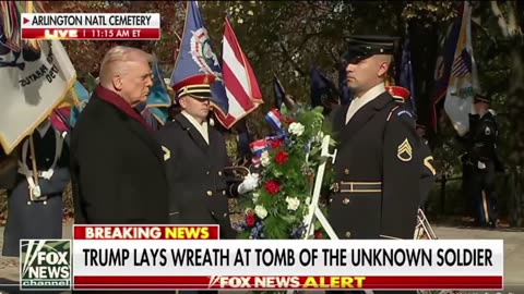 Tổng thống Trump đặt vòng hoa tại Mộ Chiến sĩ Vô danh ở Arlington.